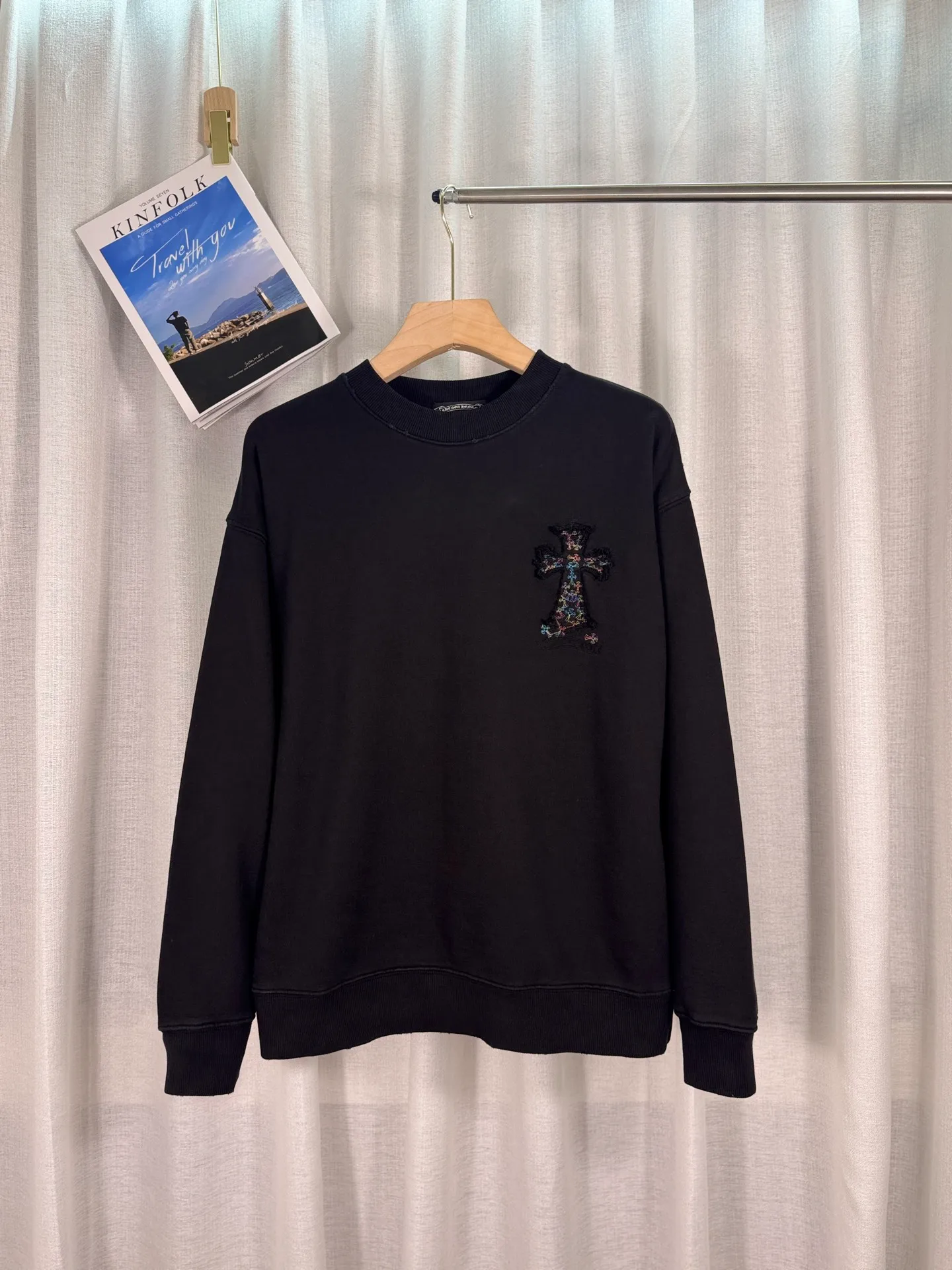 P270 top version, real shot without P, ​​different from market currency) 𝗖𝗵𝗿𝗼𝗺𝗲 𝗛𝗲𝗮𝗿𝘁𝘀/Cro Xin 2025 Bi Wen Dyed and Worn Autumn and Winter New Original Single Counter American Laser Burnt Bi Wen Dyed and Worn Couple Casual Sweater 👑The highest version! Customized fabric 430g tripe terry fabric! American acid washed distressed original denim with burnt flowers ✟appliqué embroidery and exquisite embroidery of letters! The best-selling model in the counter, very comfortable to wear. Accessories: original molded and authenticated collar label➕100% silk wash label. Genuine purchase-grade original hangtag➕matching hanging rope➕3D hanging beads➕original packaging bag. Craftsmanship: The original version has consistent wiring! The highest version of the armhole matching technique! Color: White Black Size: S M L XL Style No.: 9327